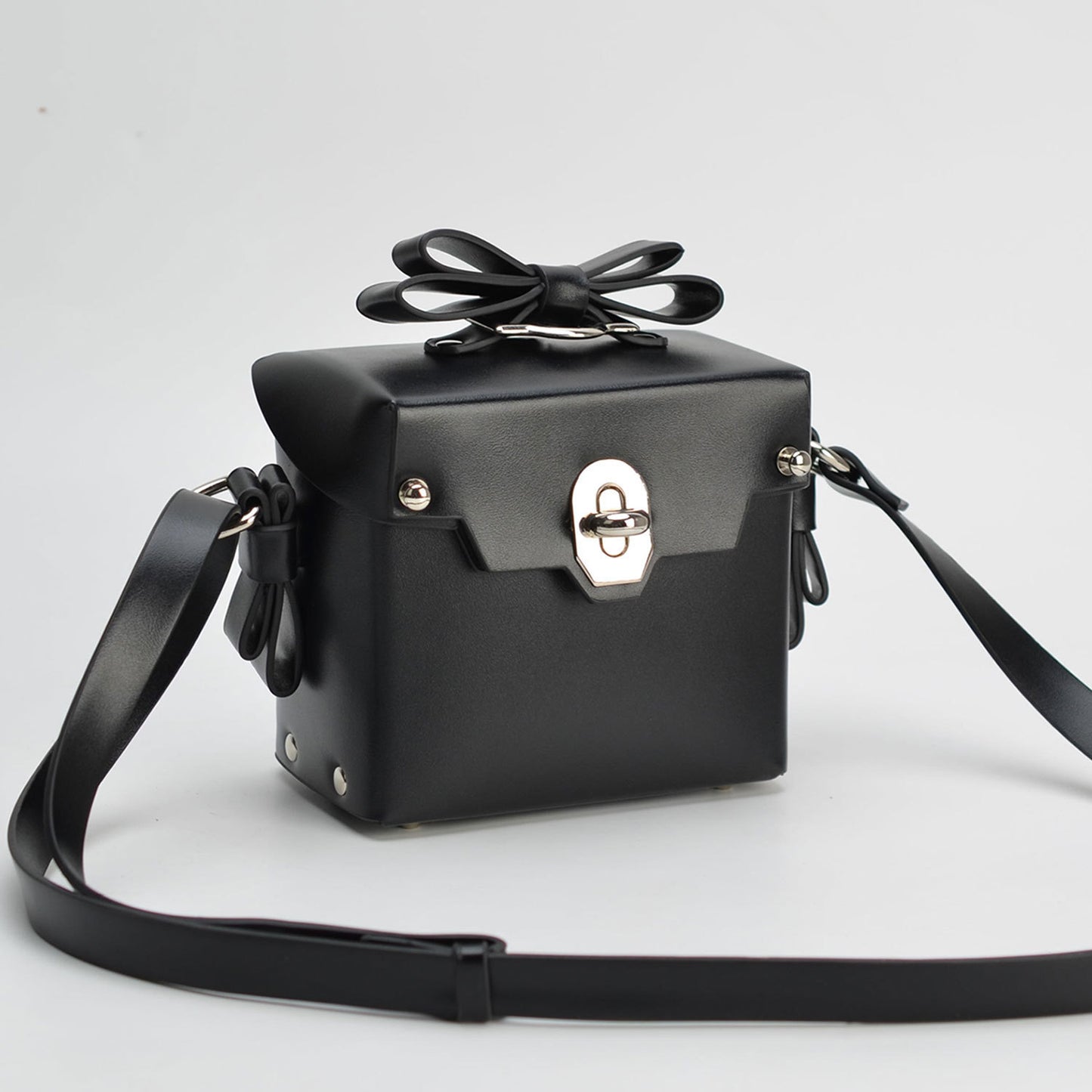 Elegant Women’s 3D Bow Rivet Retro Shoulder Bag – Stylish Small Handbag for Daily & Party Use